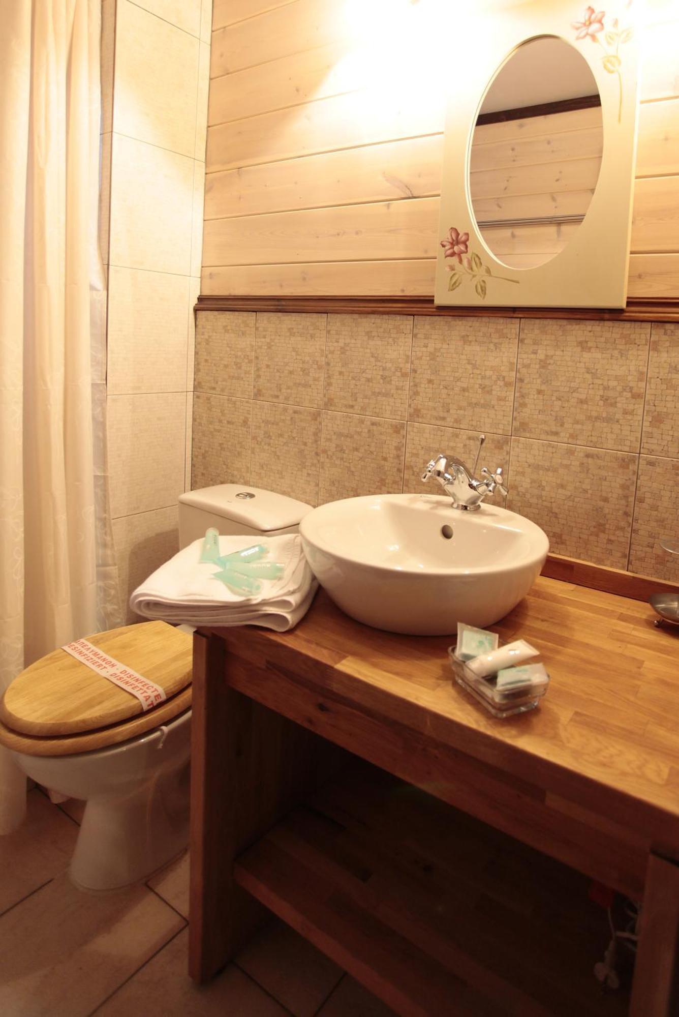 Efharis Filoxenon Apartment เฟนิออส ภายนอก รูปภาพ